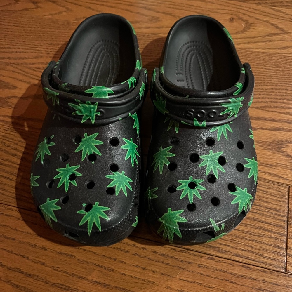 Weed crocs! Women size 7.